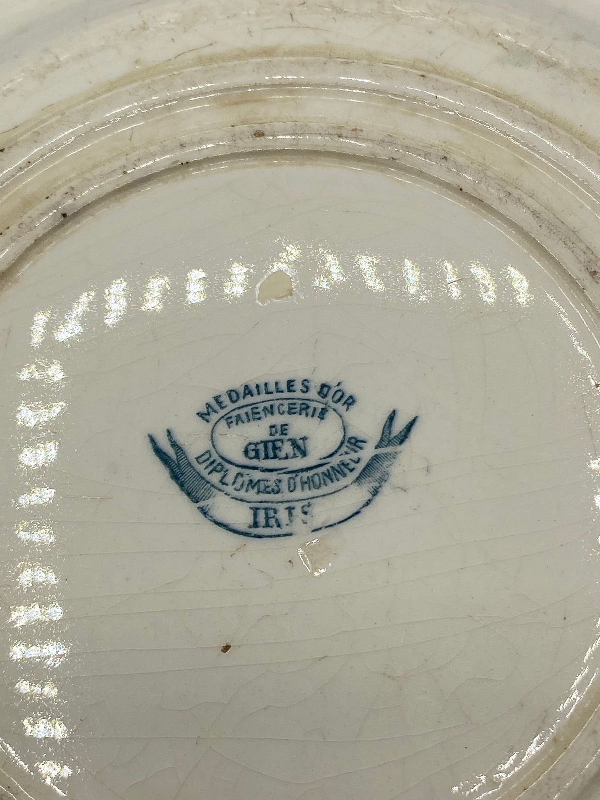 Revers assiette Gien, cachet Médailles d'Or Faïencerie de Gien Diplômes d'Honneur, modèle IRIS
