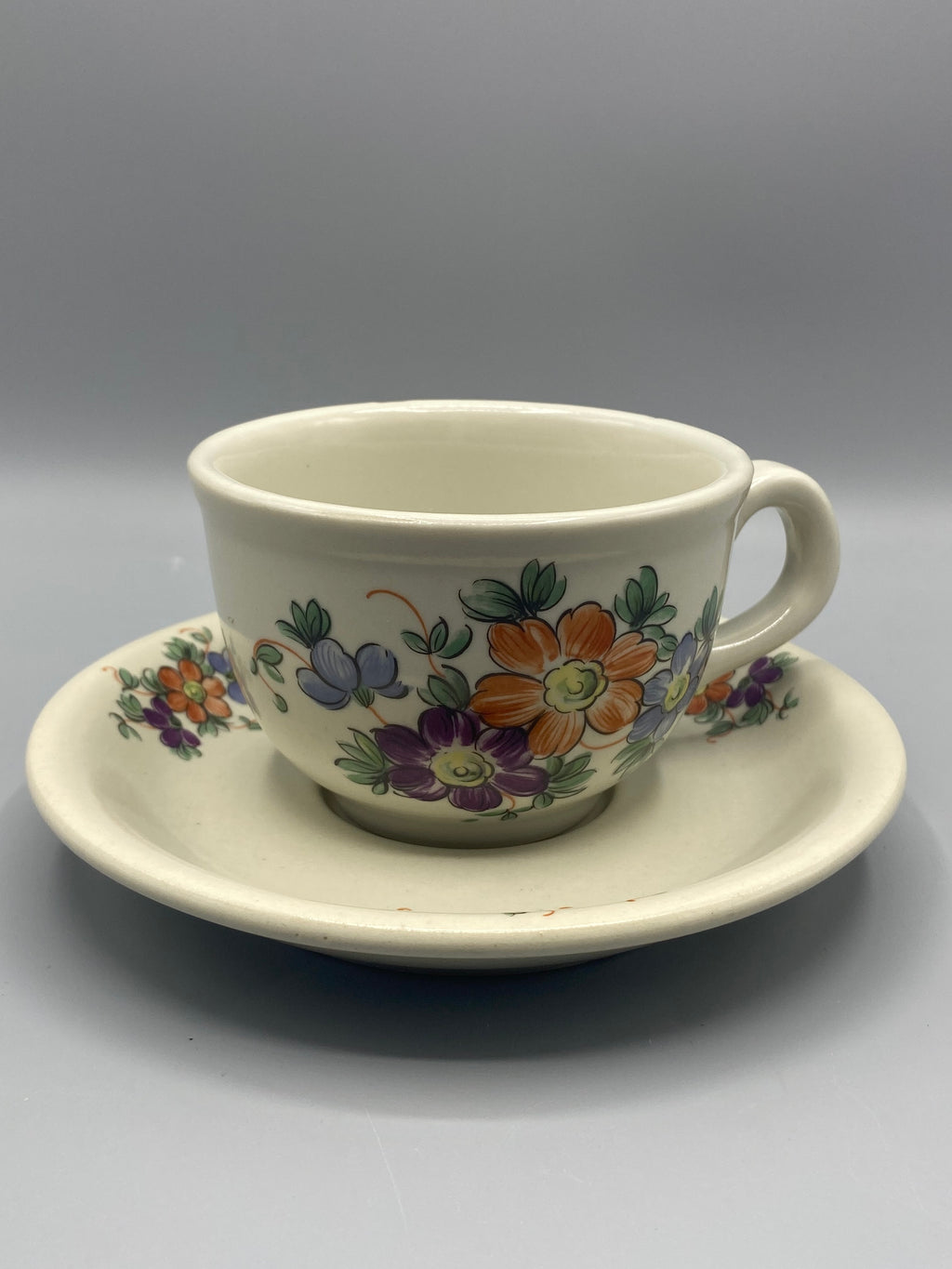 Tasse et soucoupe Porcelaine de Paris décor Florentino, bouquets de fleurs polychromes orange mauve bleu sur fond ivoire