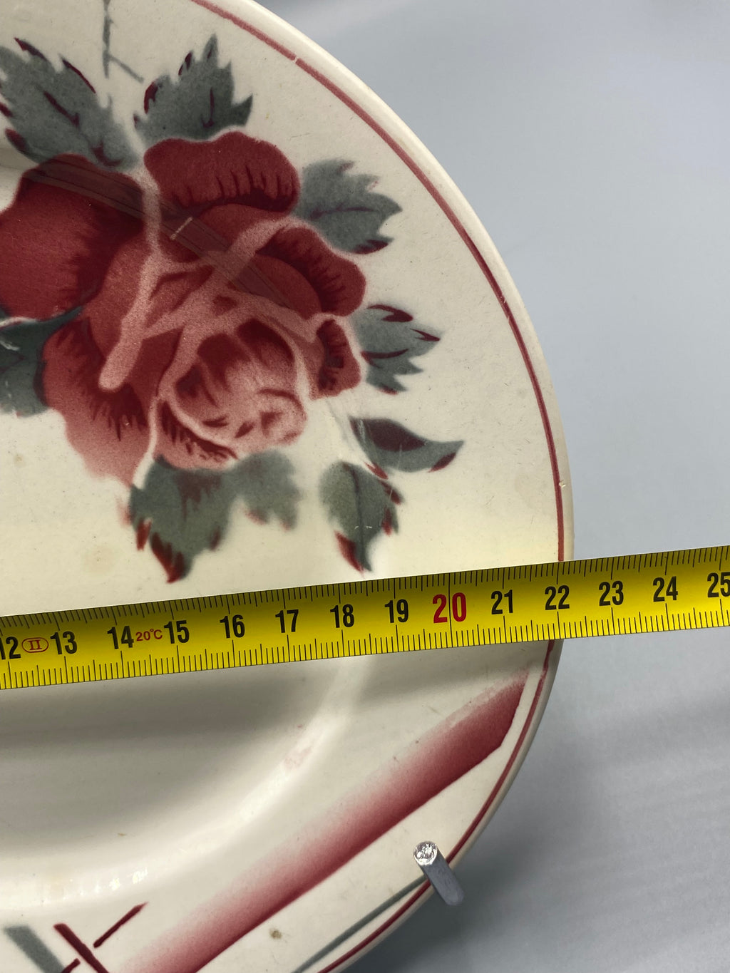 Mesure diamètre assiette Digoin Sarreguemines La Rose, environ 23 cm, décor rose bordeaux visible