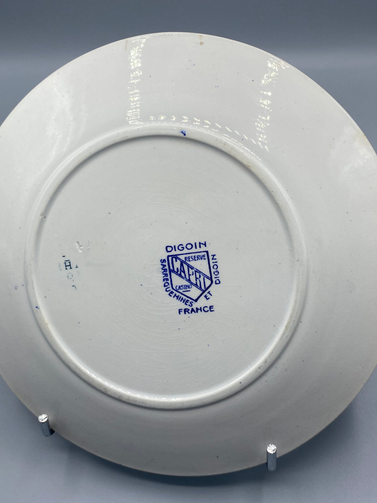Revers assiette, cachet Capri Réserve Casino Digoin Sarreguemines France, milieu XXe siècle