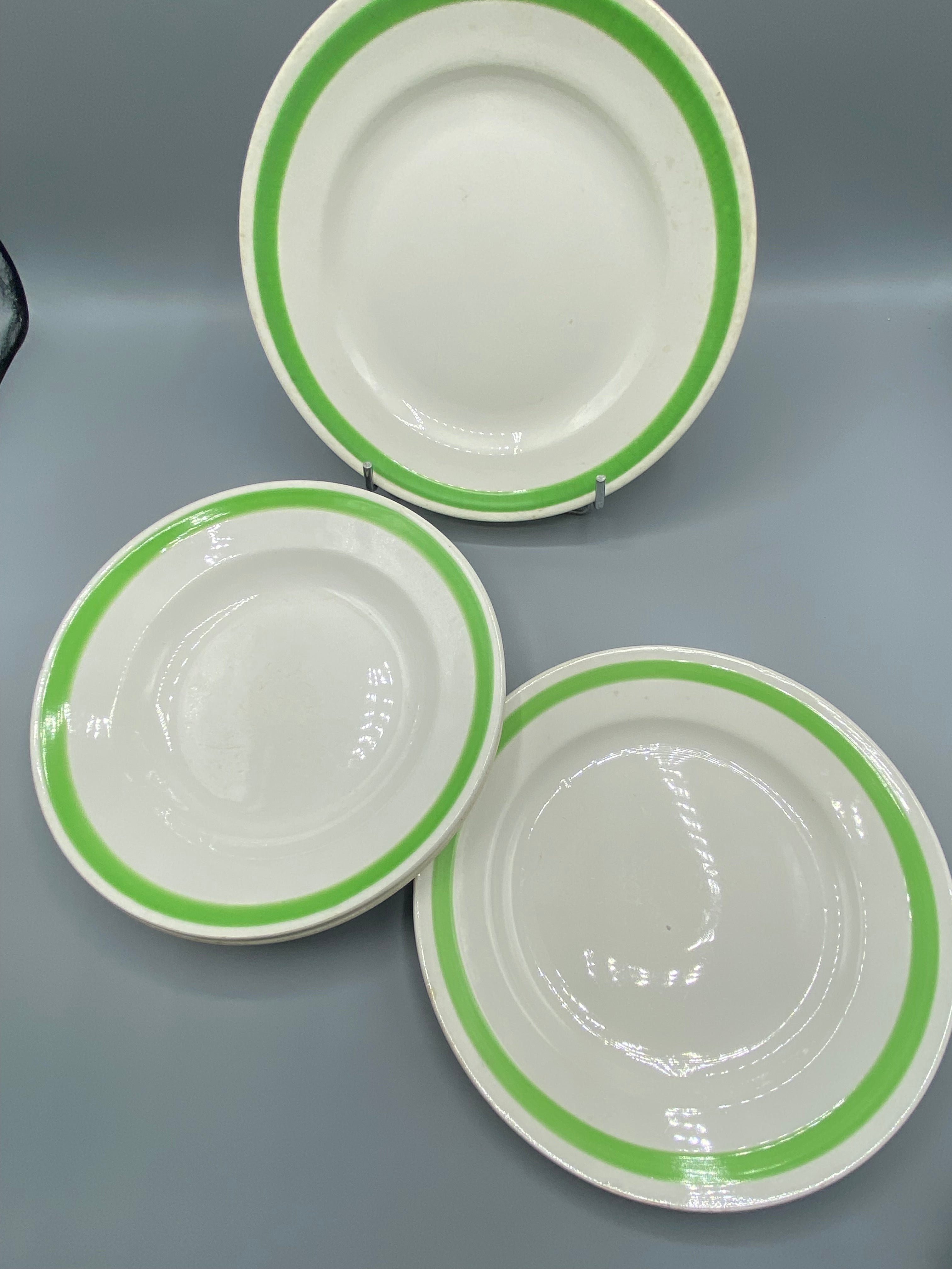 4 assiettes Casino Émeraude Art déco, filet vert émeraude sur fond blanc, 2 plates et 2 creuses, vue d'ensemble