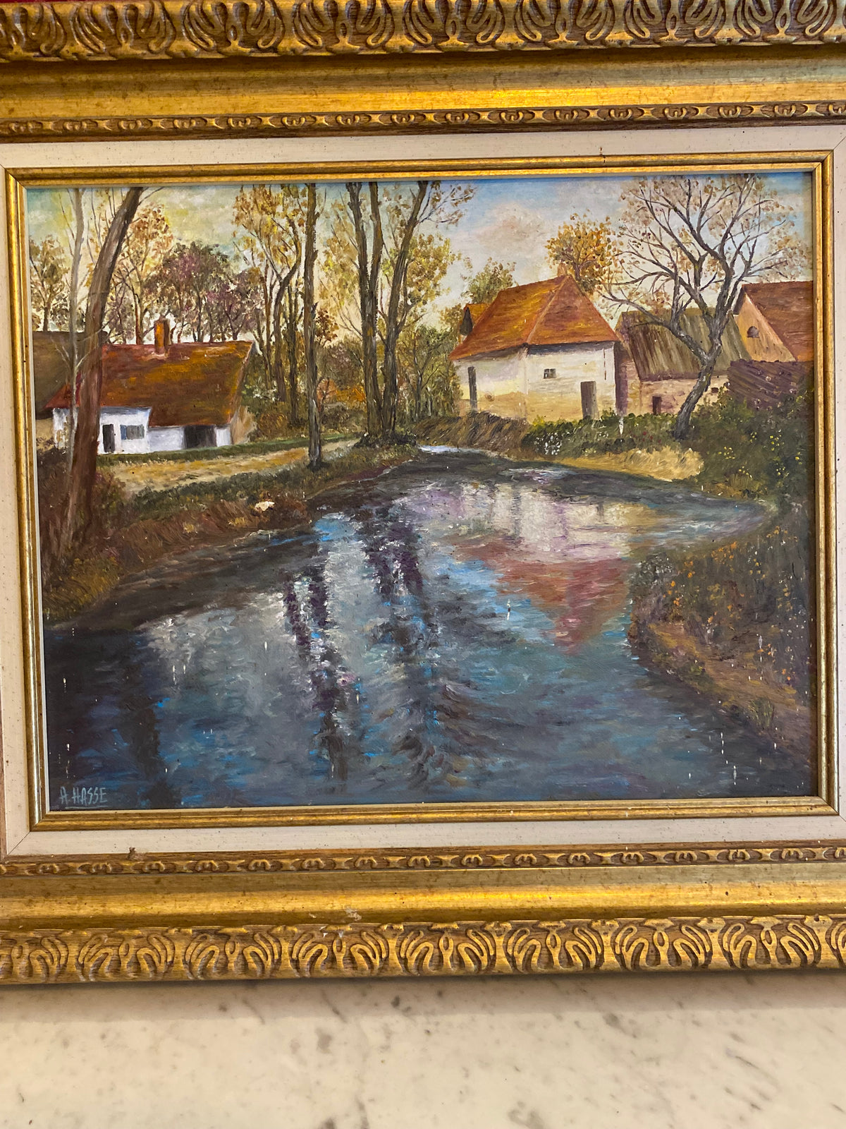Détail paysage Hasse, maisons et arbres en automne, reflets bleus et mauves dans la rivière