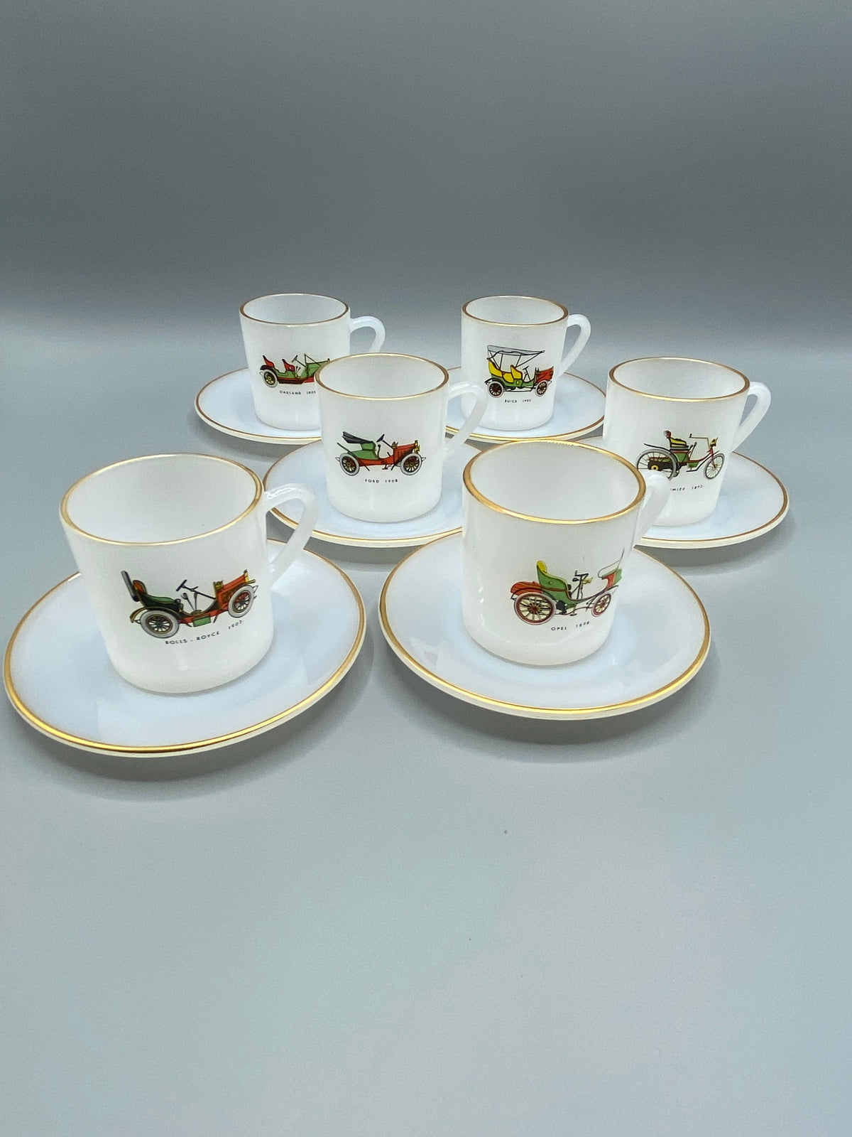 6 tasses et 6 soucoupes Arcopal France, décor automobiles pionnières