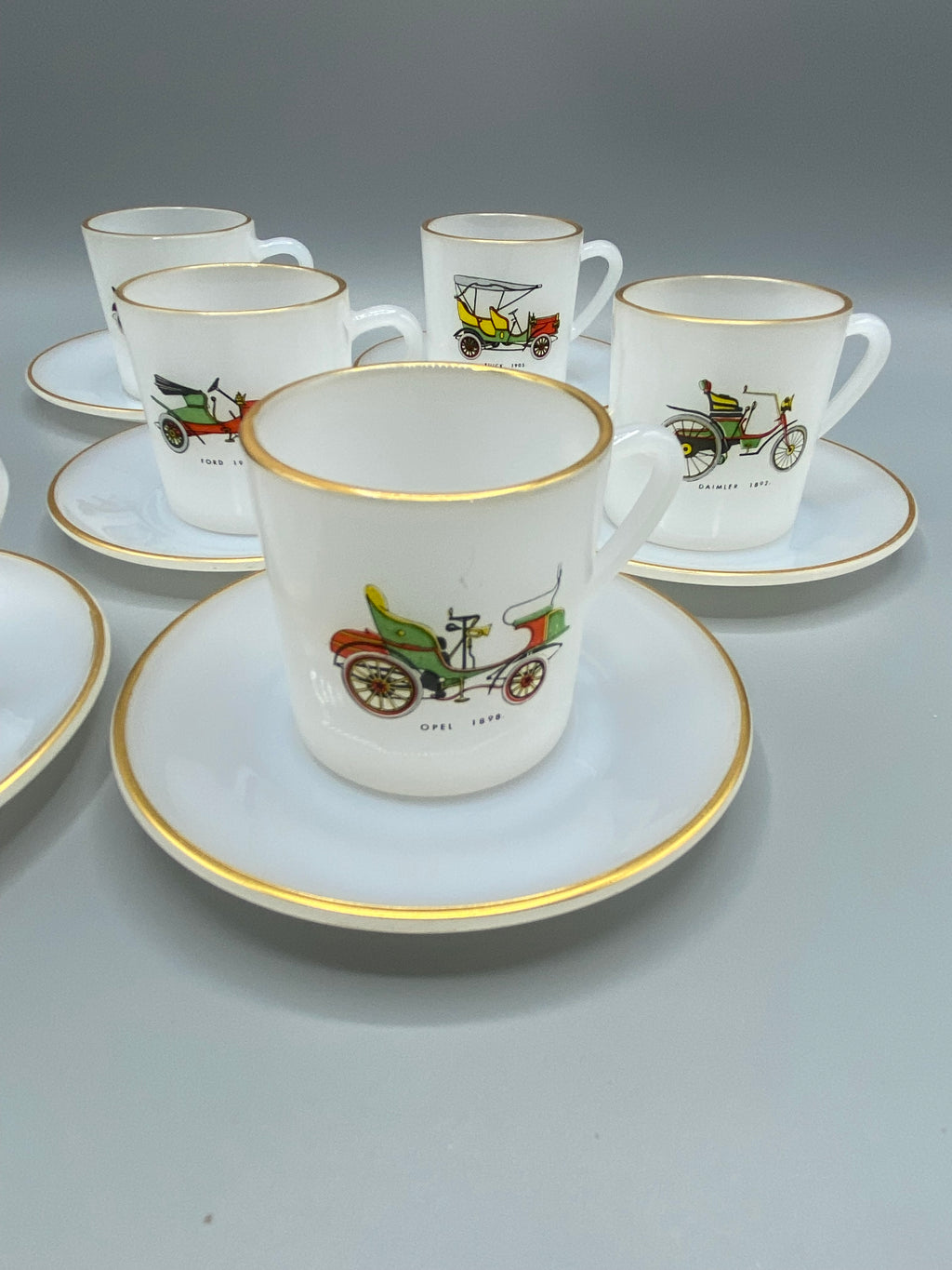 6 tasses et 6 soucoupes Arcopal France, décor automobiles pionnières