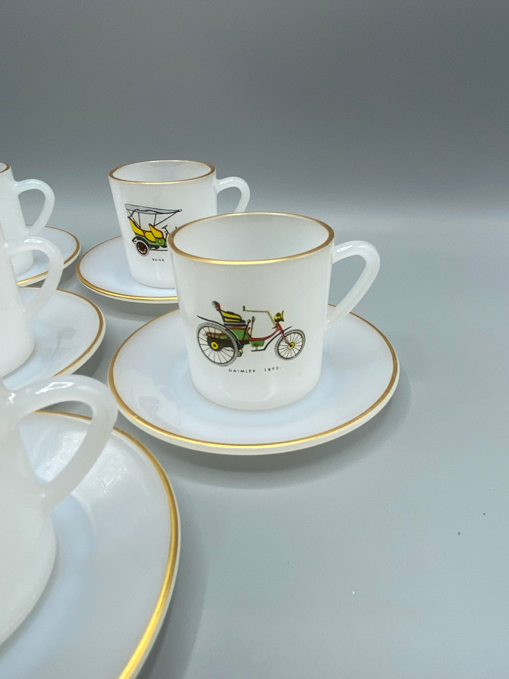 6 tasses et 6 soucoupes Arcopal France, décor automobiles pionnières
