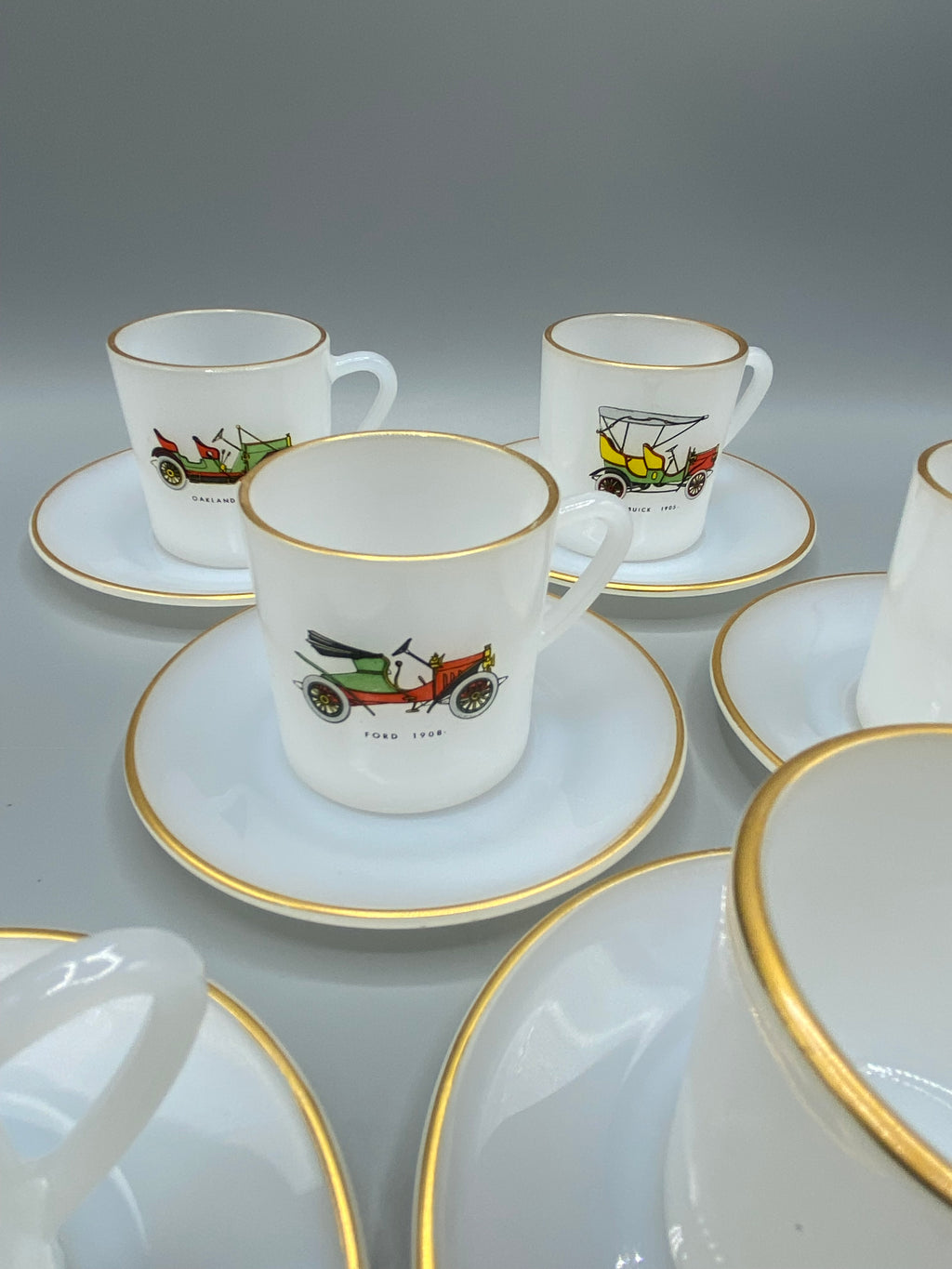 6 tasses et 6 soucoupes Arcopal France, décor automobiles pionnières