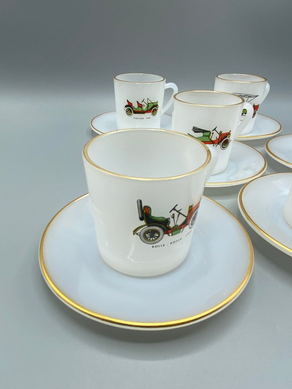 6 tasses et 6 soucoupes Arcopal France, décor automobiles pionnières