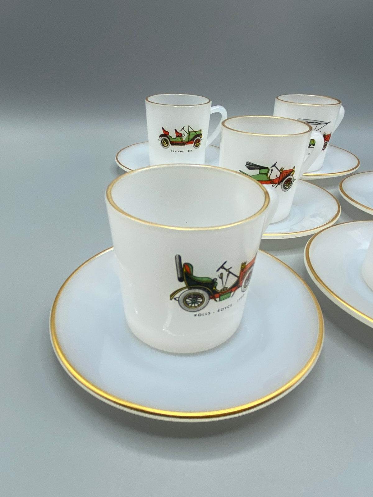 6 tasses et 6 soucoupes Arcopal France, décor automobiles pionnières