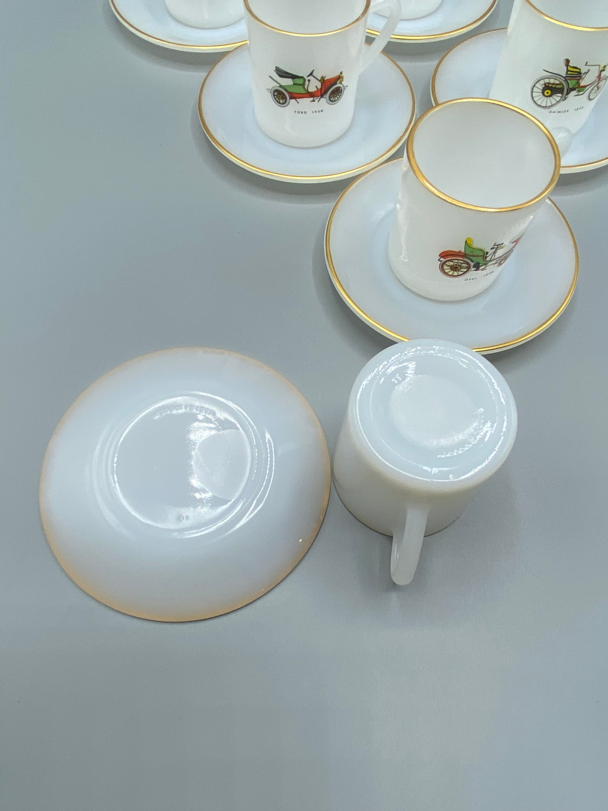 6 tasses et 6 soucoupes Arcopal France, décor automobiles pionnières