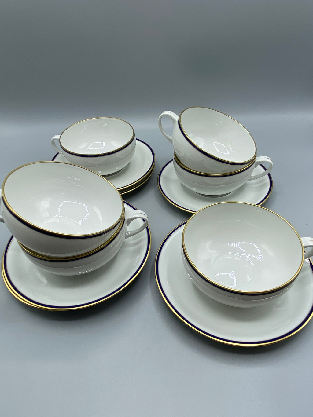 6 tasses à thé et 6 soucoupes en porcelaine de Limoges, cobalt et or