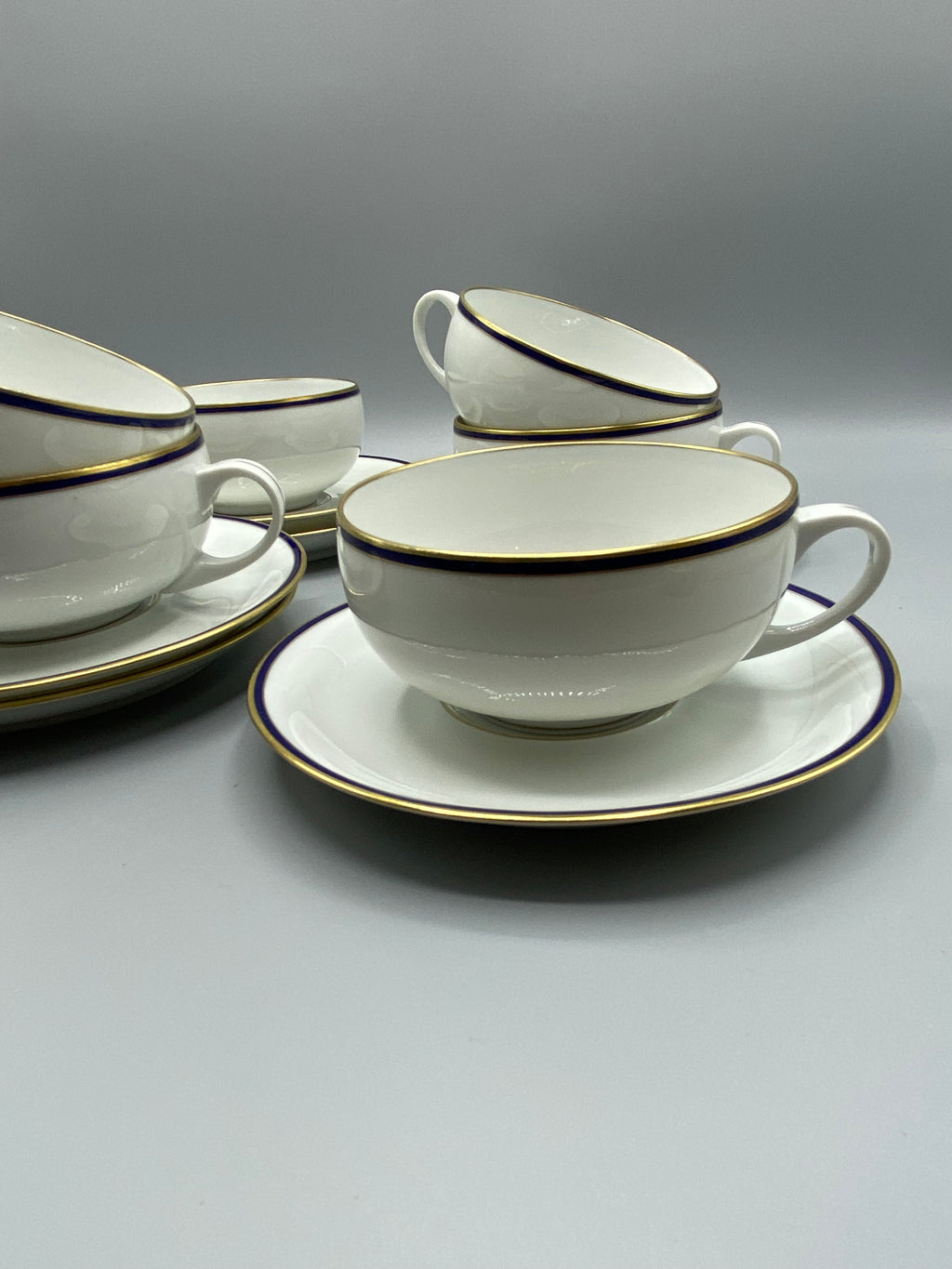 6 tasses à thé et 6 soucoupes en porcelaine de Limoges, cobalt et or