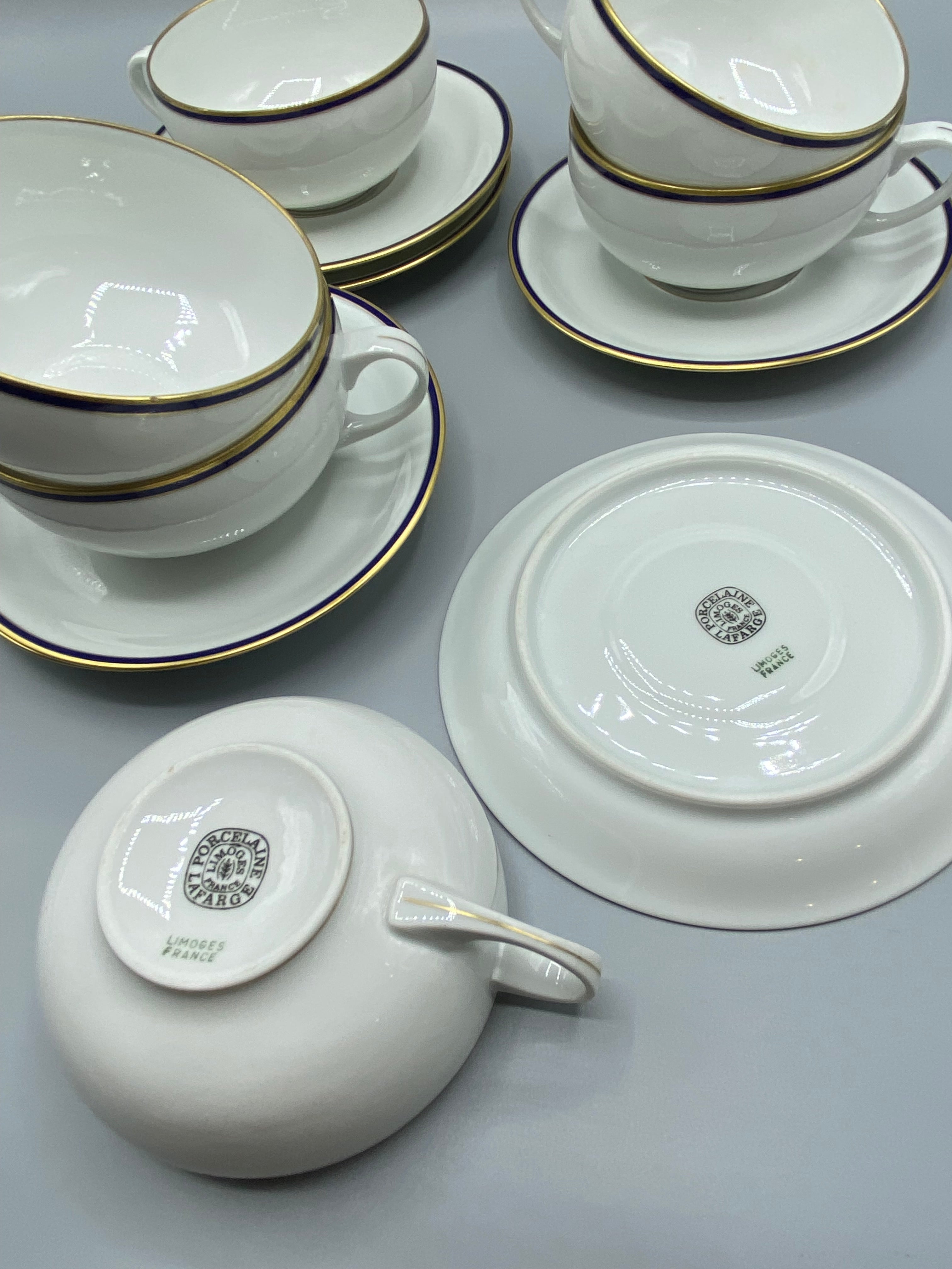 6 tasses à thé et 6 soucoupes en porcelaine de Limoges, cobalt et or