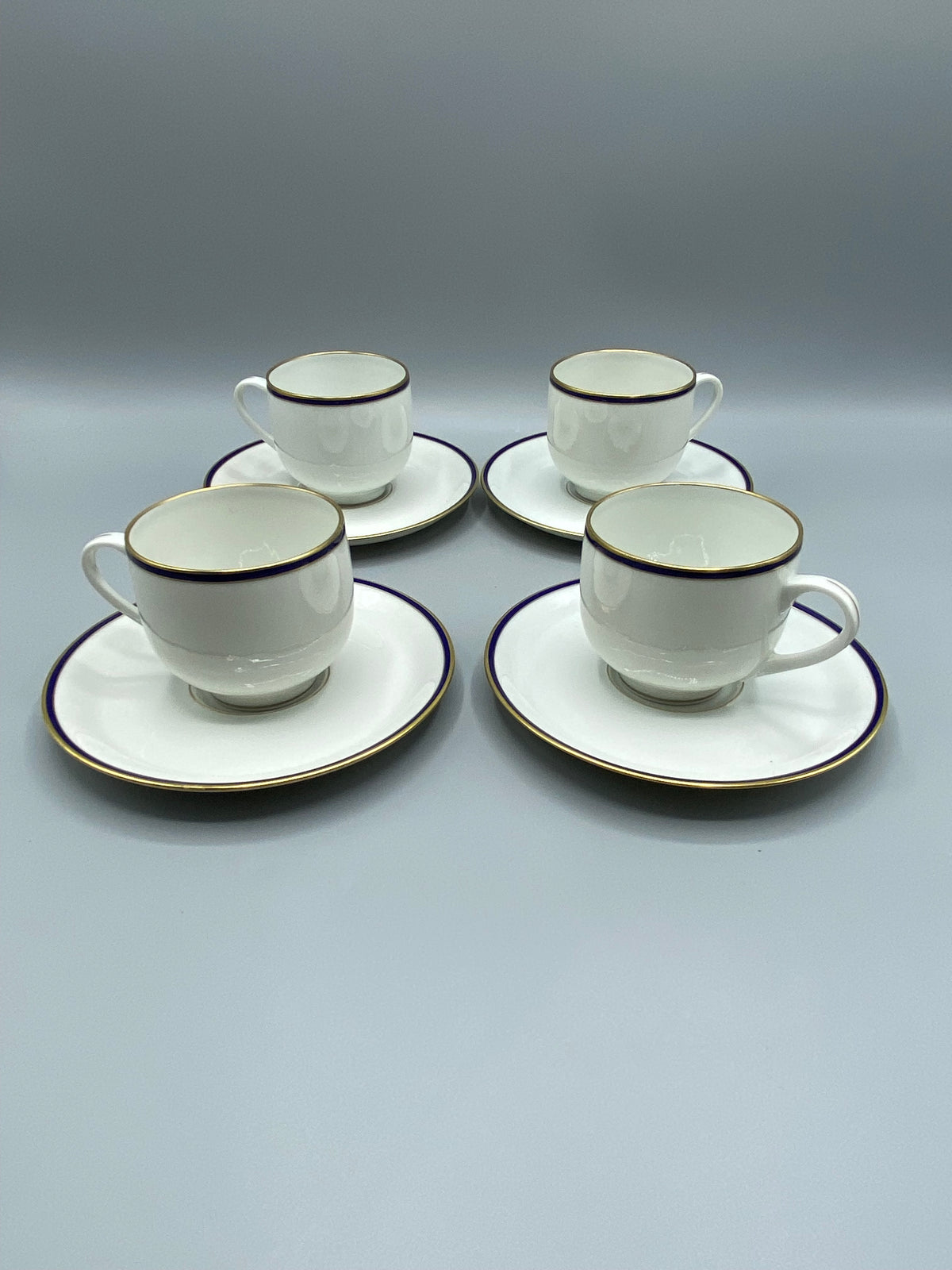 4 tasses à café et 4 soucoupes en porcelaine de Limoges, cobalt et or