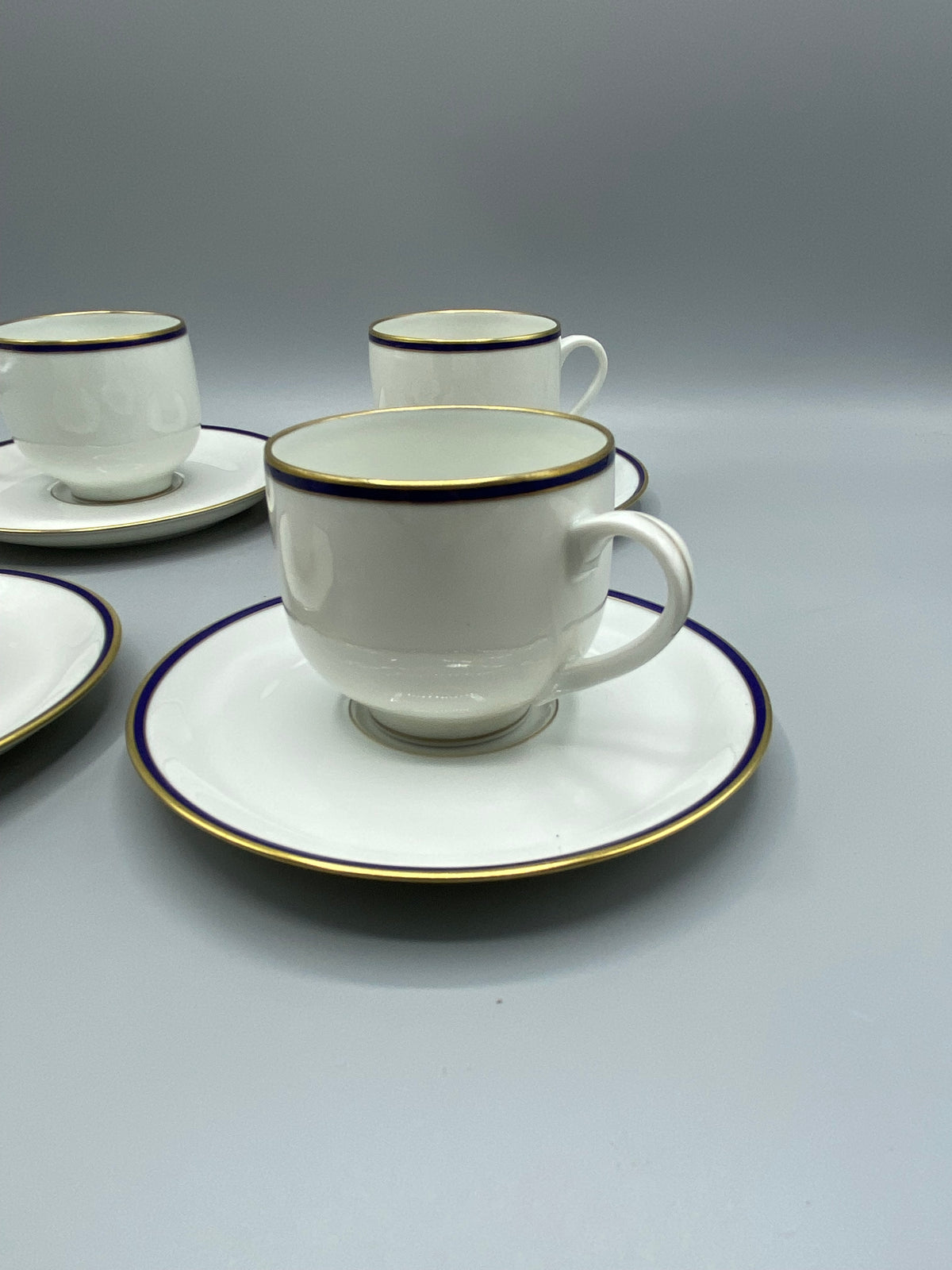4 tasses à café et 4 soucoupes en porcelaine de Limoges, cobalt et or