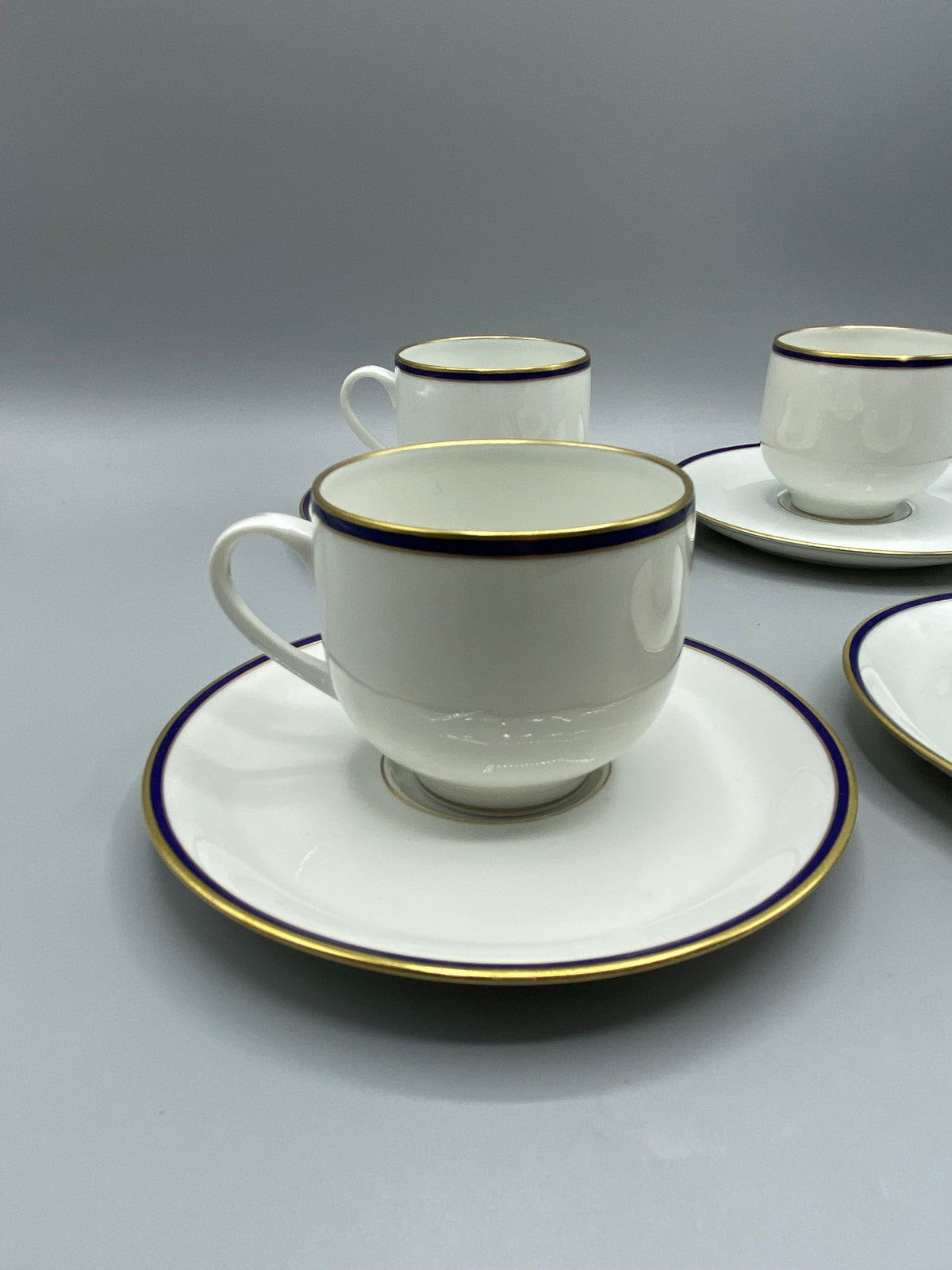 4 tasses à café et 4 soucoupes en porcelaine de Limoges, cobalt et or