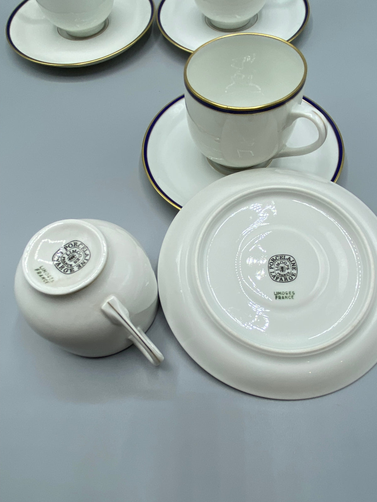 4 tasses à café et 4 soucoupes en porcelaine de Limoges, cobalt et or