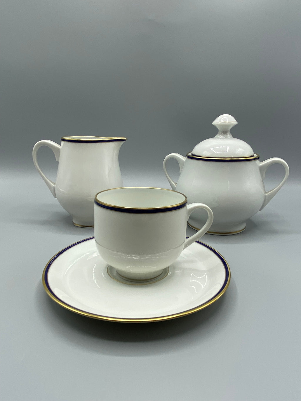 Ensemble porcelaine Limoges Lafarge, cobalt et or, tasse crémier sucrier