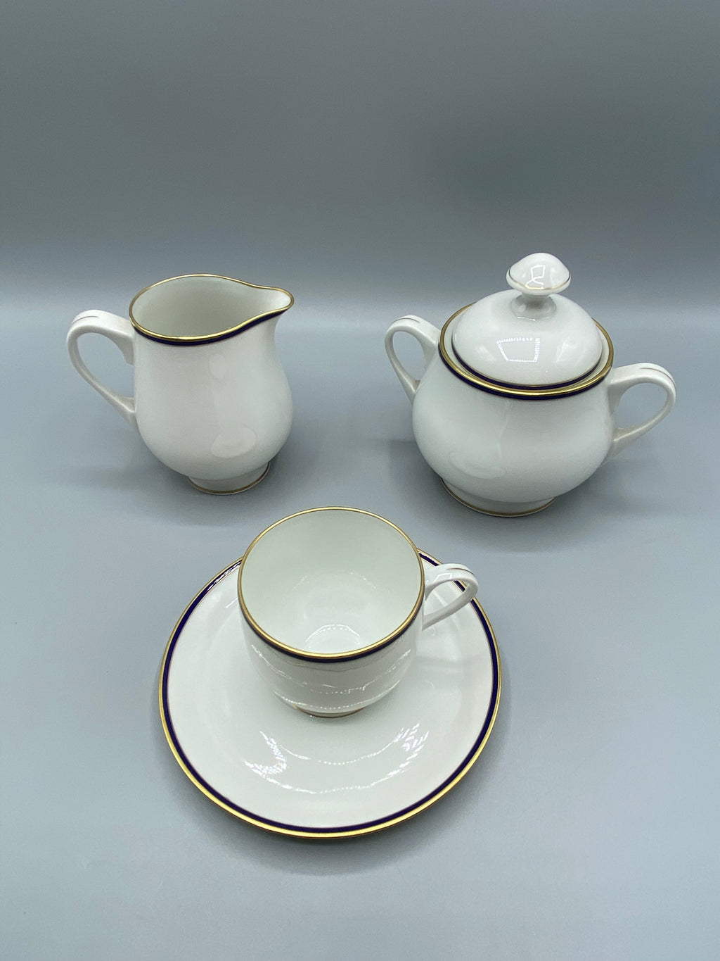 Ensemble porcelaine Limoges Lafarge, cobalt et or, tasse crémier sucrier