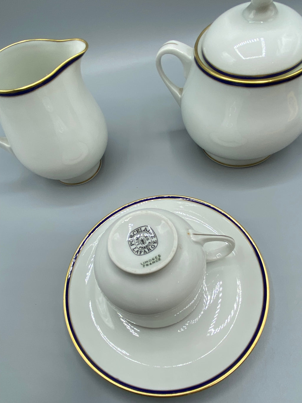 Ensemble porcelaine Limoges Lafarge, cobalt et or, tasse crémier sucrier