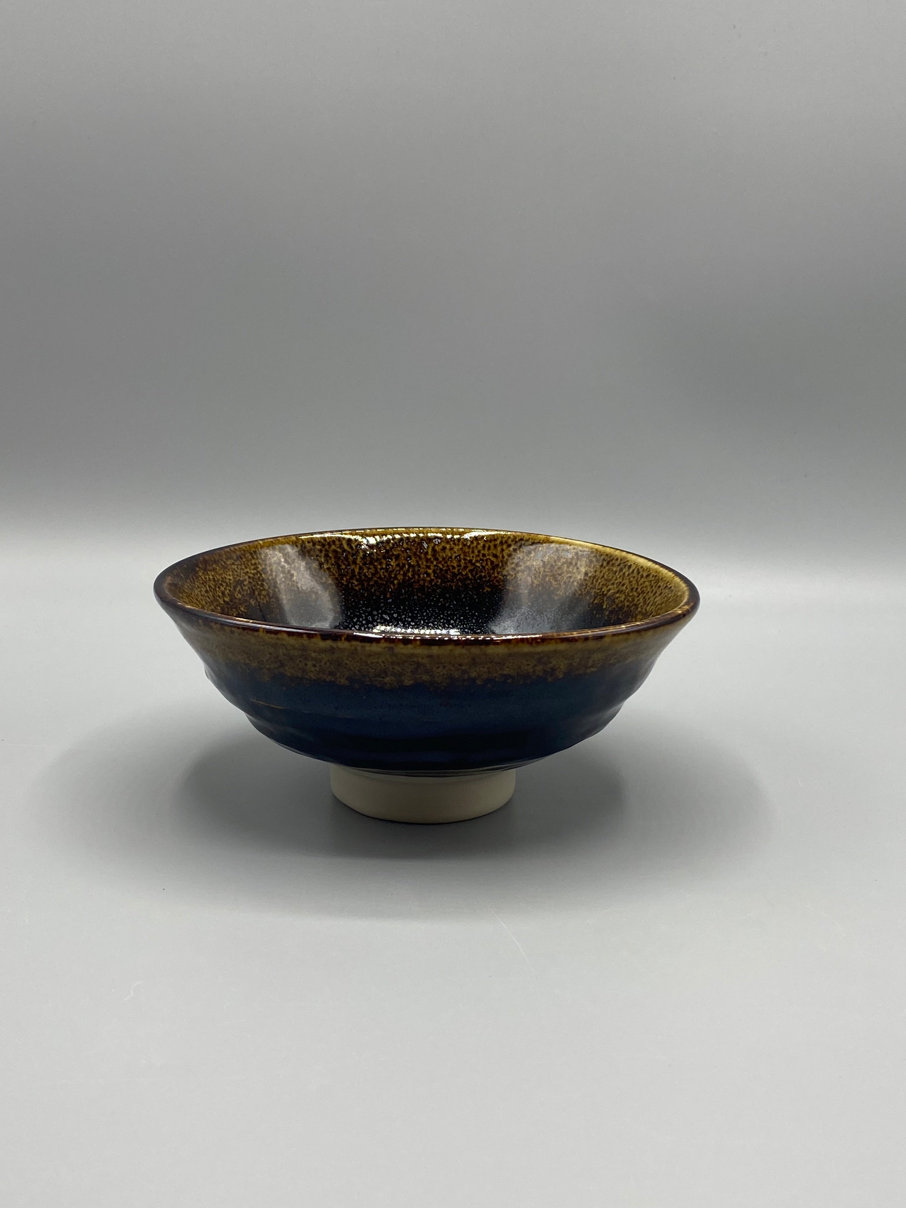 Bol à thé en grès émaillé – Esprit Chawan, émail brun profond – XXe siècle