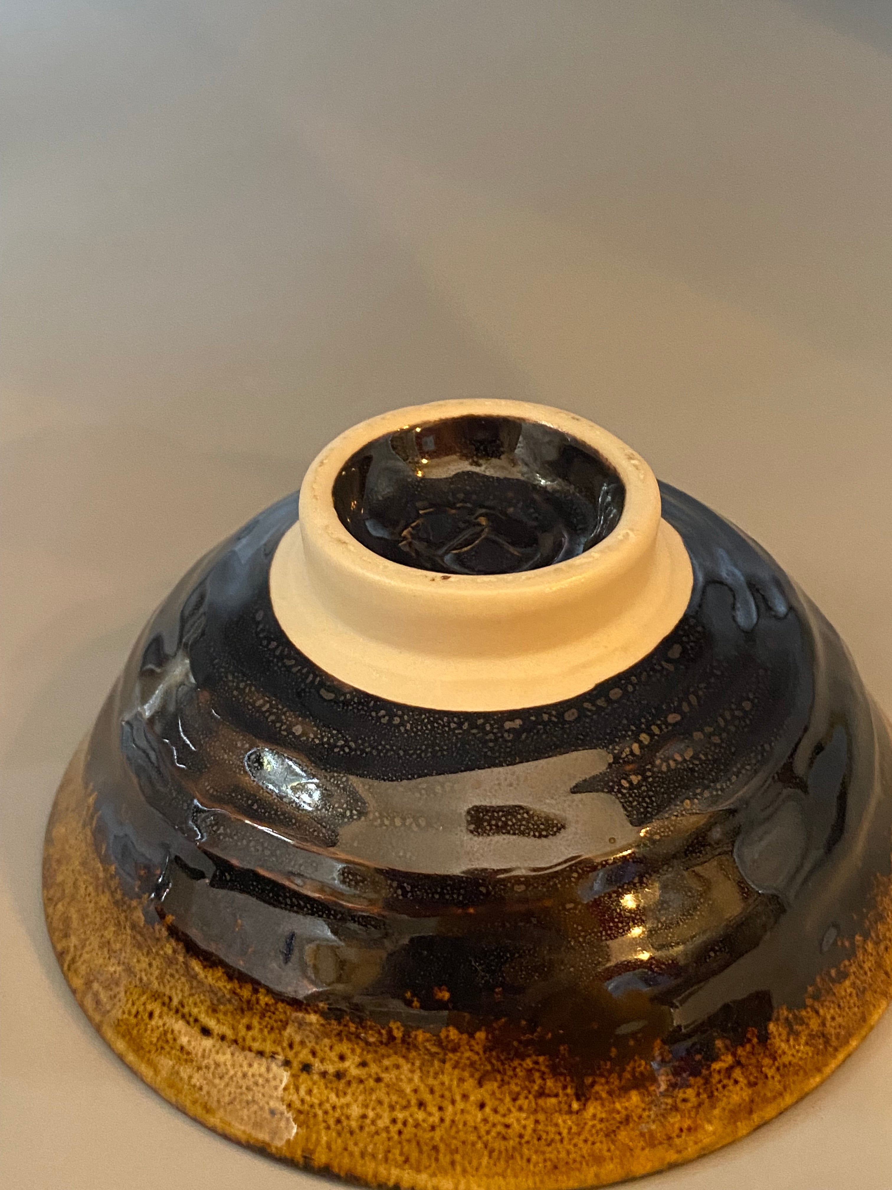 Bol à thé en grès émaillé – Esprit Chawan, émail brun profond – XXe siècle