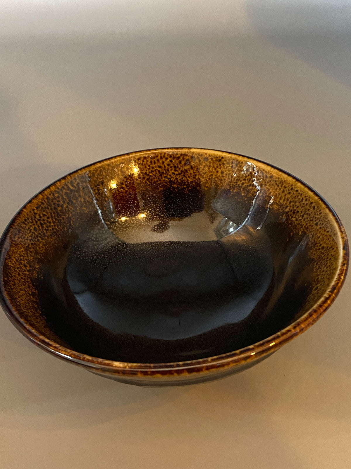 Bol à thé en grès émaillé – Esprit Chawan, émail brun profond – XXe siècle