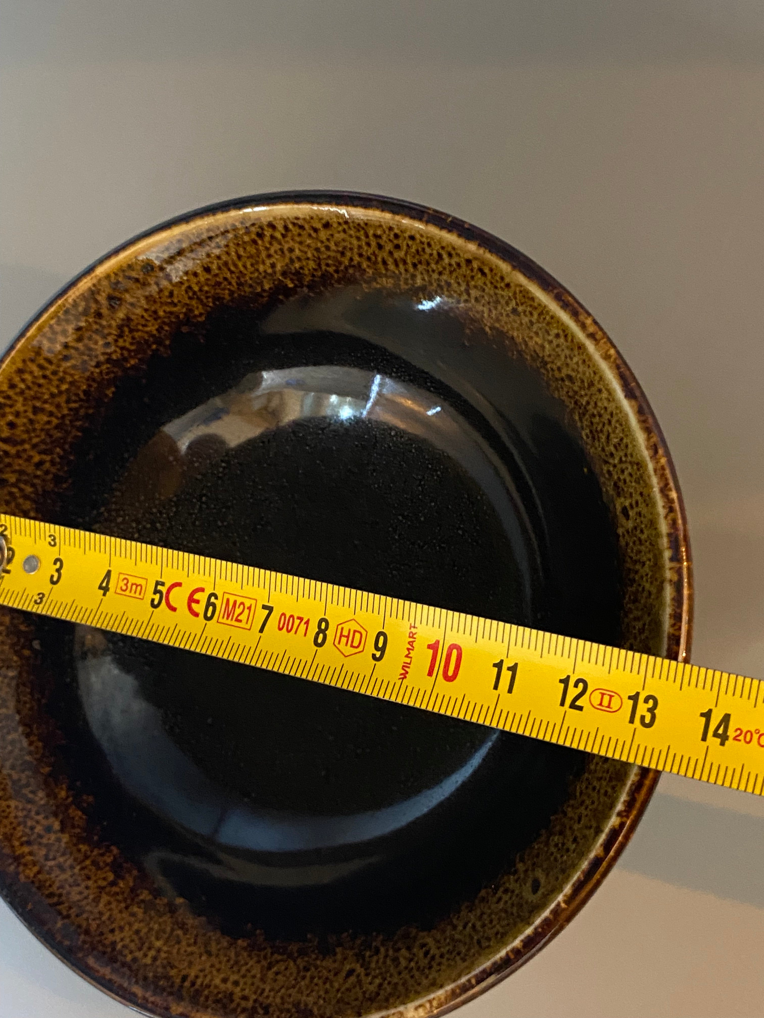 Bol à thé en grès émaillé – Esprit Chawan, émail brun profond – XXe siècle