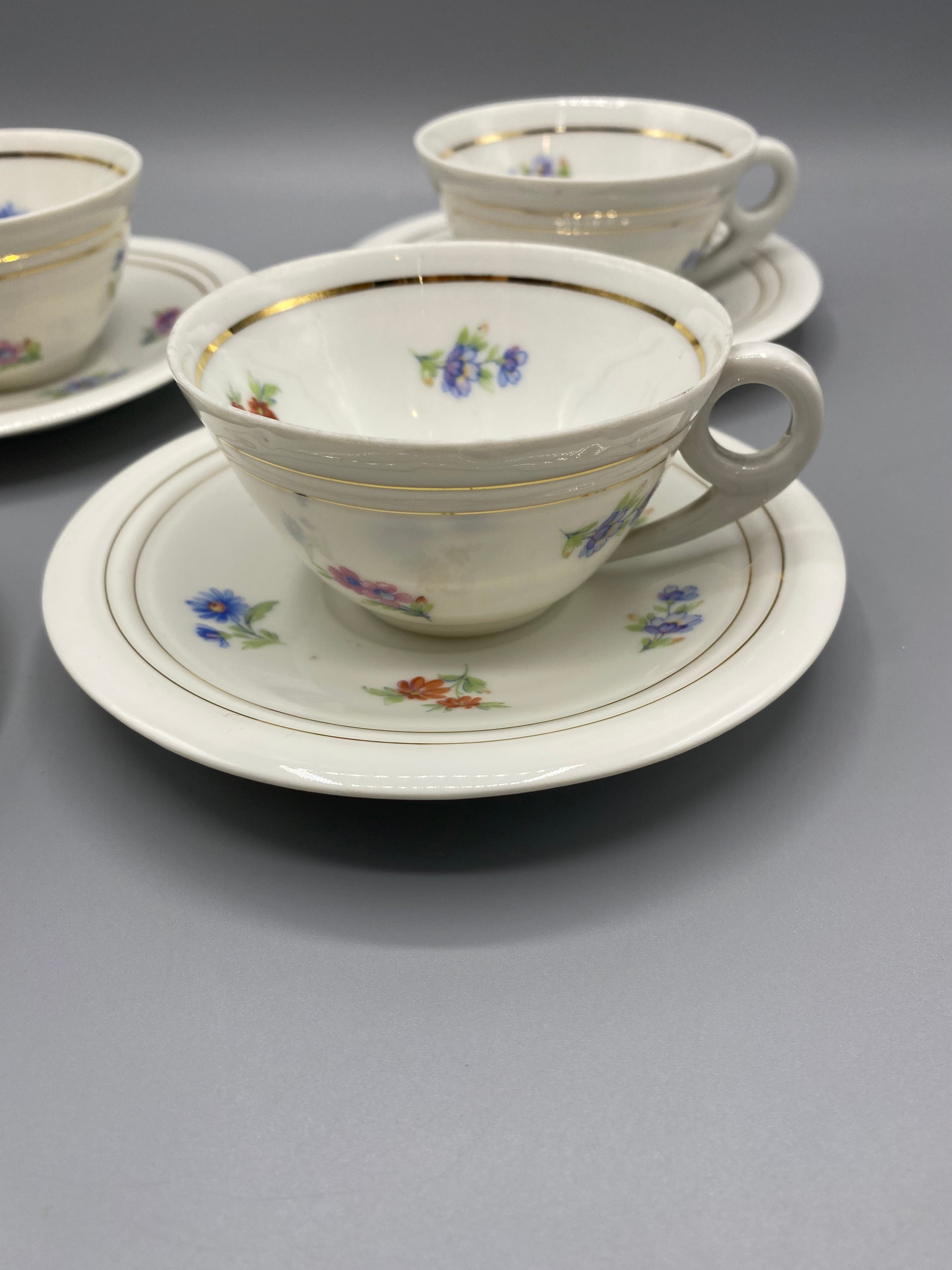 4 tasses et soucoupes porcelaine de Limoges – vue d'ensemble