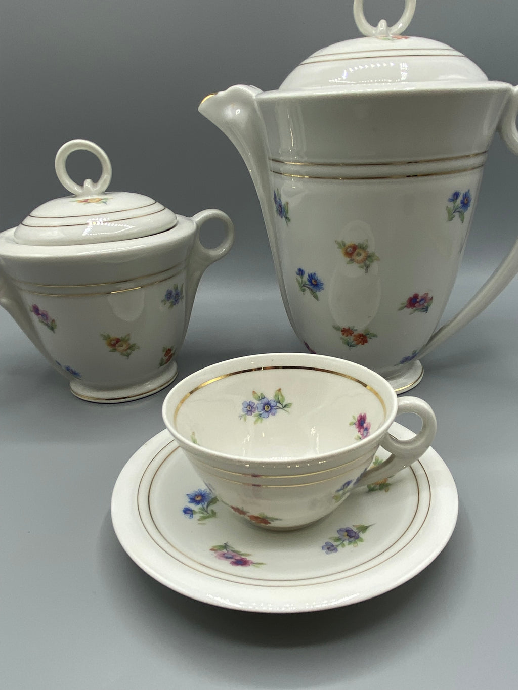 Cafetière porcelaine Limoges – vue de profil avec couvercle