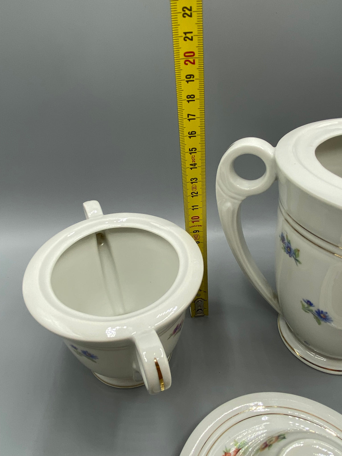 Cafetière porcelaine Limoges – détail anse et décor floral