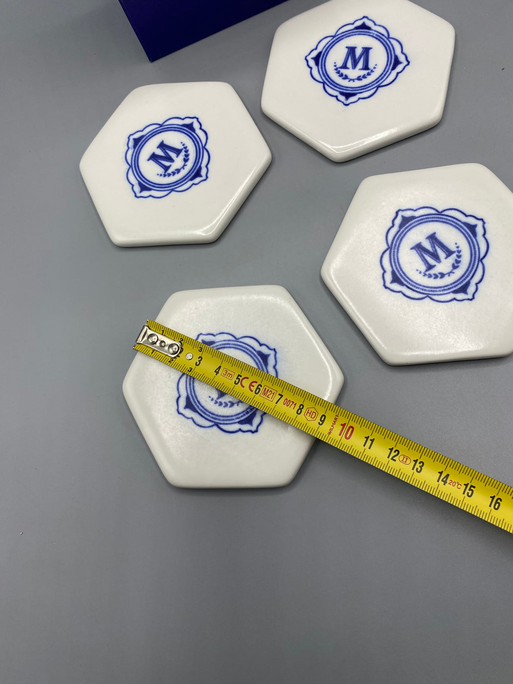 4 dessous de verre hexagonaux Maison Manoï porcelaine blanche décor bleu – mesure 10 cm