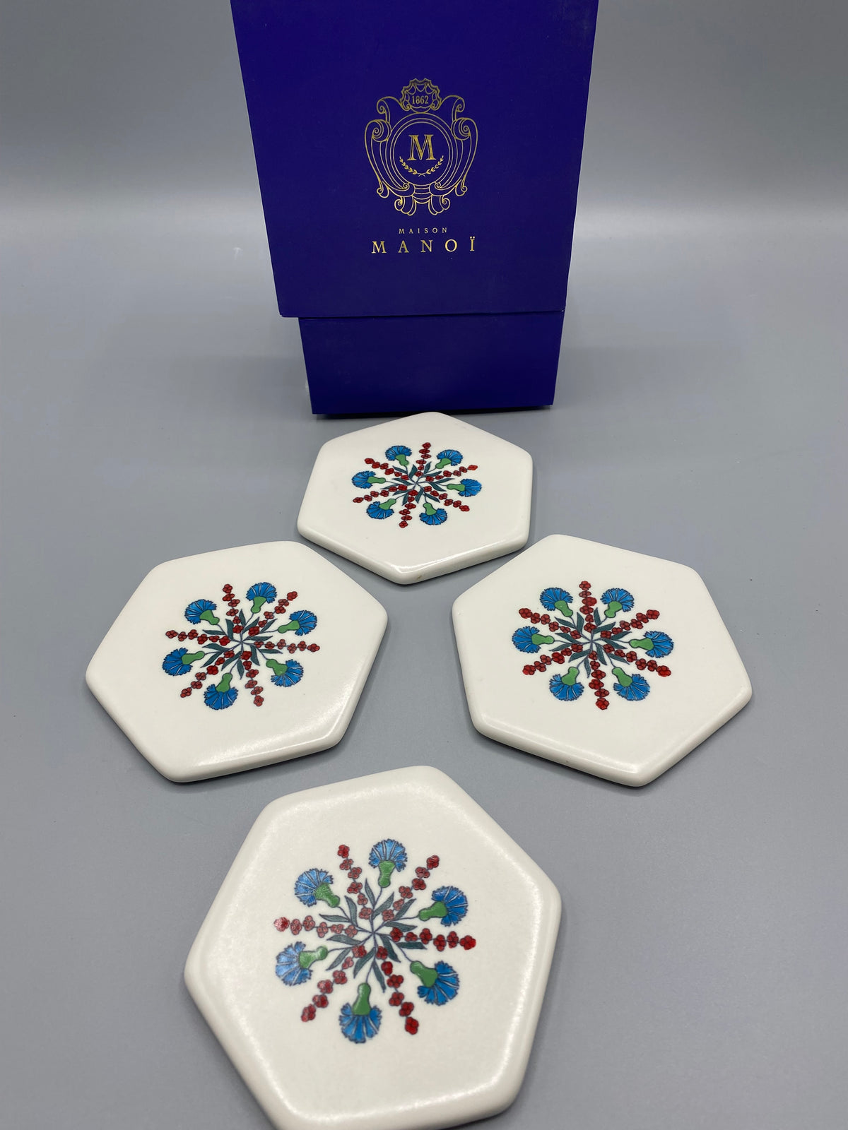 Dessous de verre hexagonal Maison Manoï porcelaine décor floral cornflowers bleus – dans son coffret