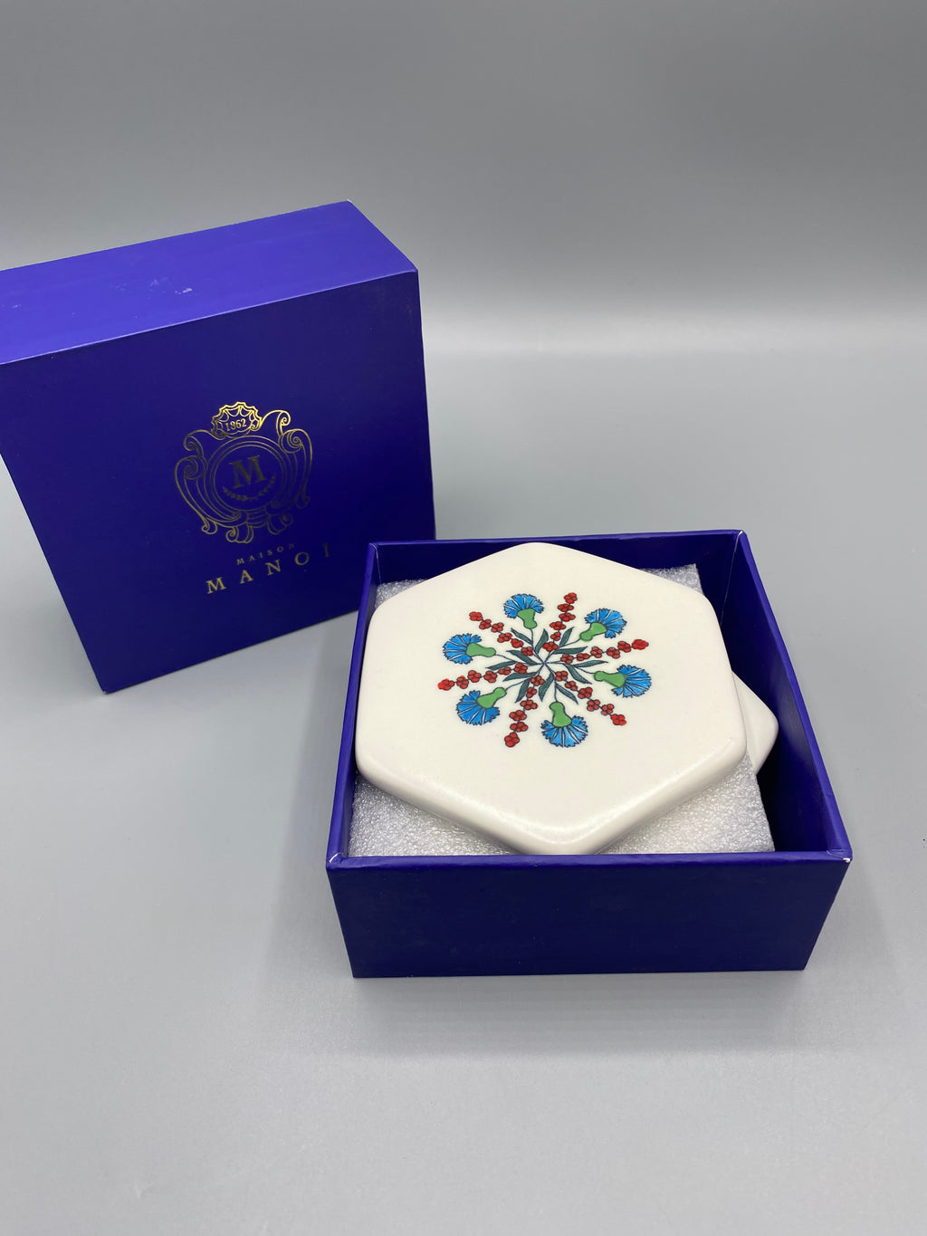 4 dessous de verre hexagonaux Maison Manoï porcelaine décor floral – vue ensemble avec coffret