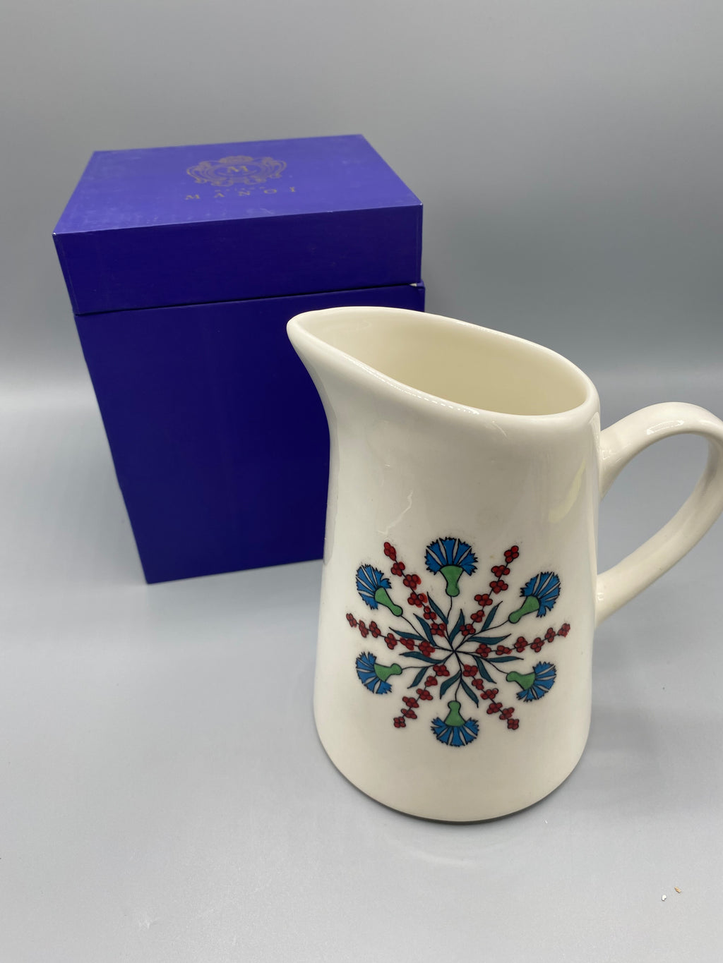 Pichet Maison Manoï Collection Ornements porcelaine blanc ivoire décor floral – vue de face avec coffret