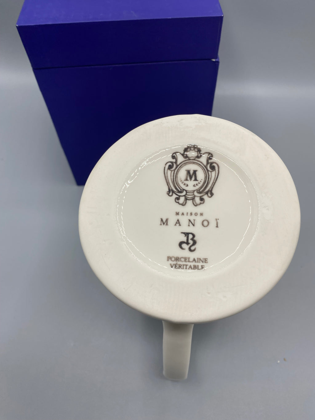 Estampille Maison Manoï sous le pichet – Porcelaine véritable monogramme JPB