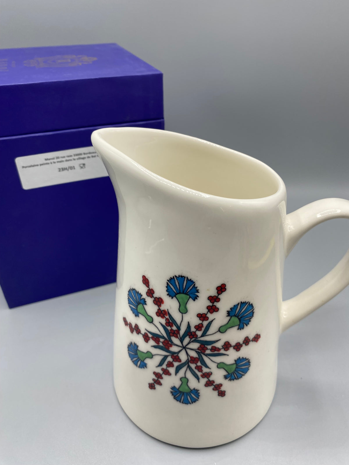 Pichet Maison Manoï Collection Ornements – vue de trois quarts avec coffret bleu