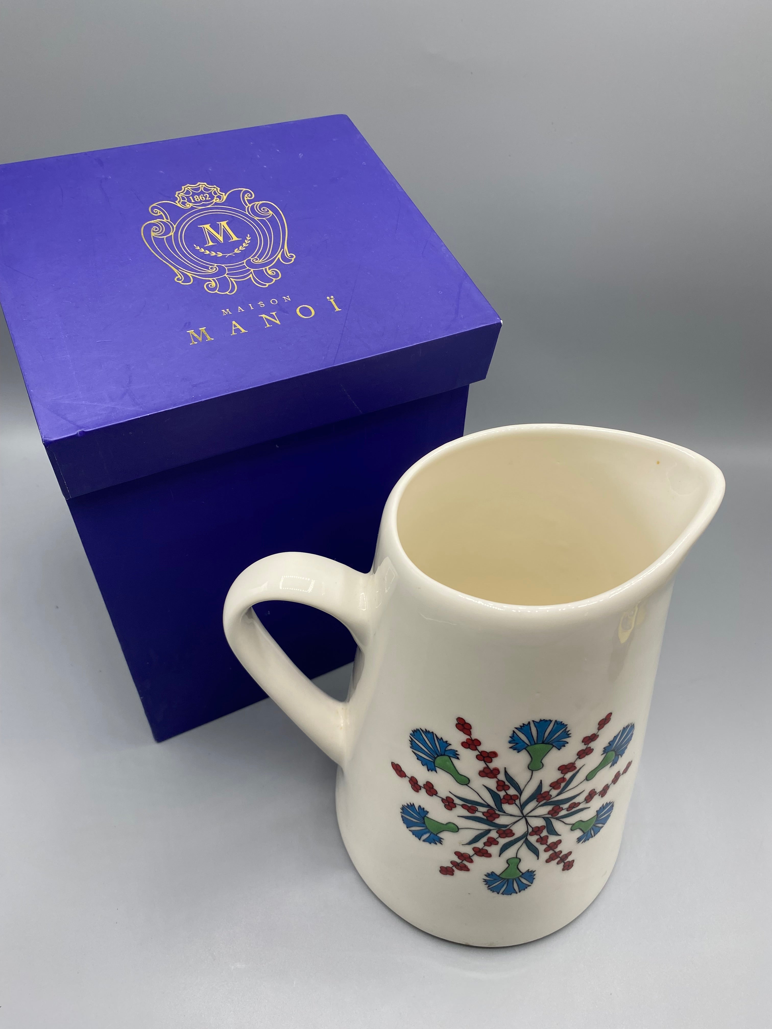 Grand pichet Maison Manoï Collection Jardin porcelaine blanc ivoire – vue de face avec coffret bleu