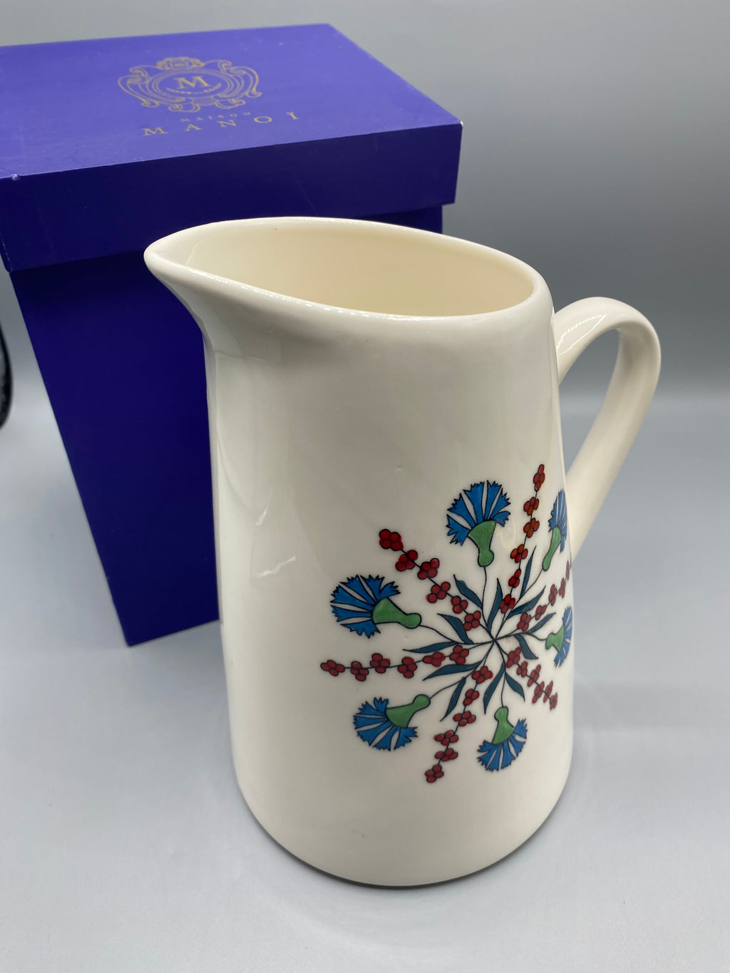 Grand pichet Maison Manoï Collection Jardin – vue de trois quarts avec coffret
