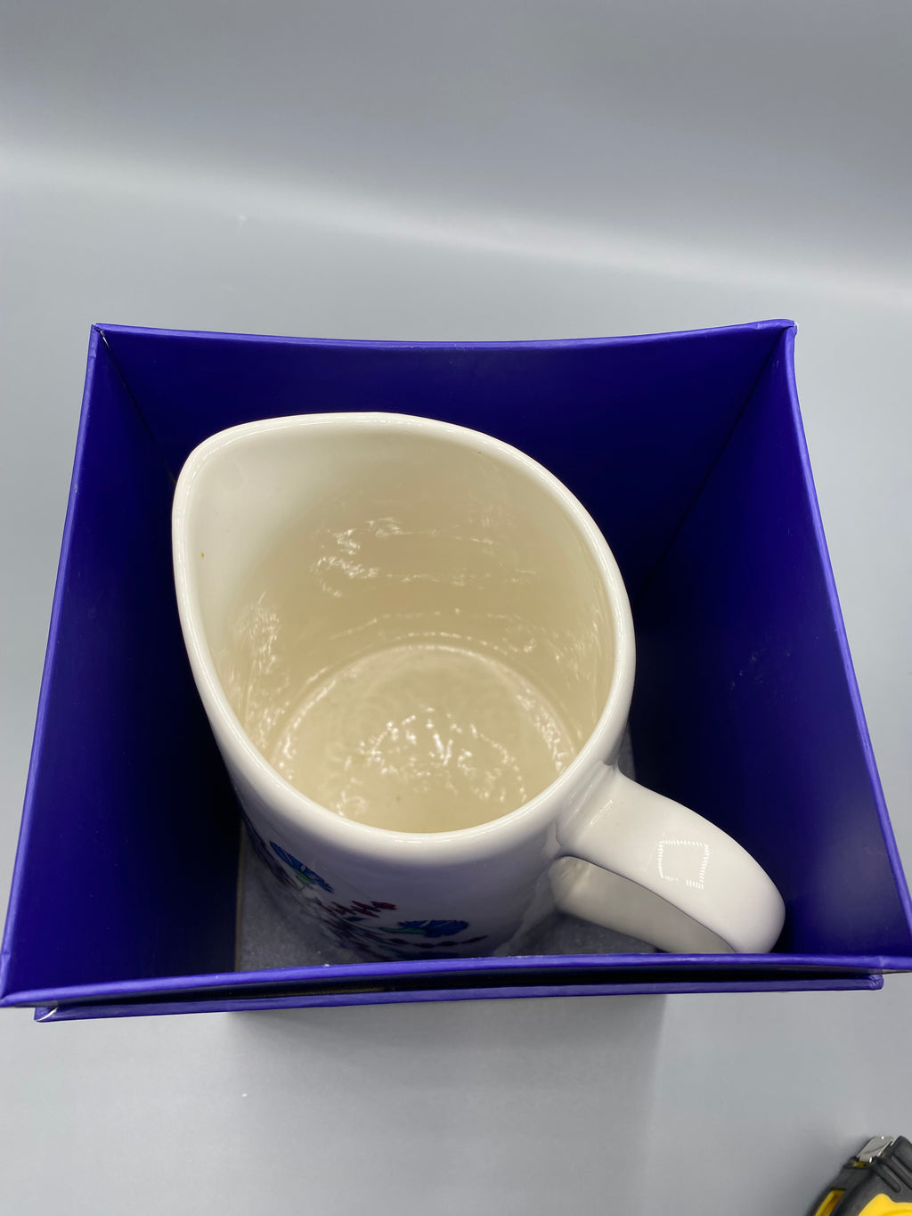 Grand pichet Maison Manoï dans son coffret bleu profond ouvert – vue du dessus