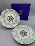 2 assiettes à dessert Maison Manoï porcelaine de Limoges décor floral résille vert céladon – avec coffret bleu