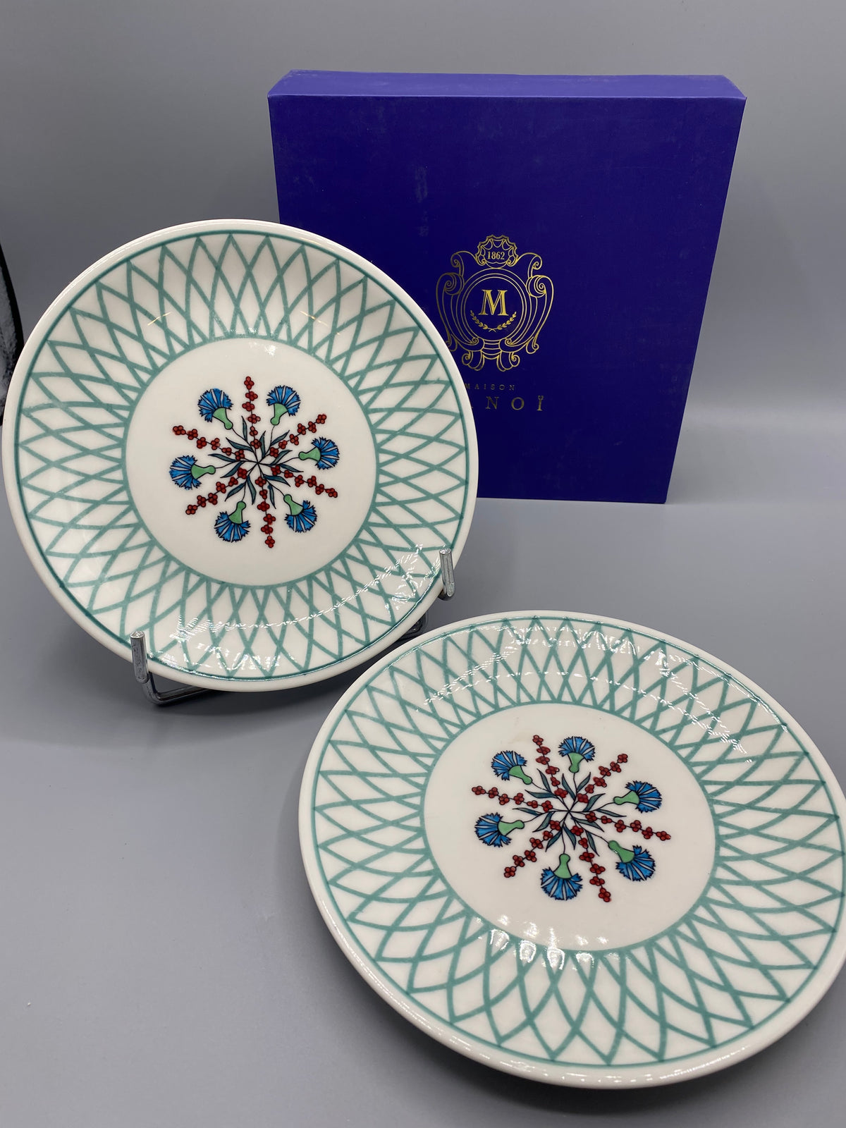 2 assiettes à dessert Maison Manoï porcelaine de Limoges décor floral résille vert céladon – avec coffret bleu
