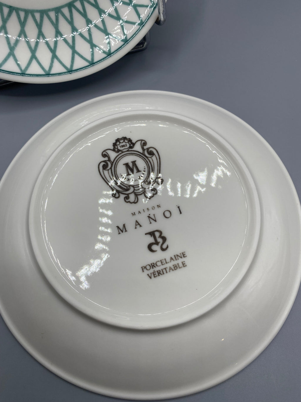 Estampille Maison Manoï au dos – Porcelaine véritable, dessin Jean-Paul Bodet