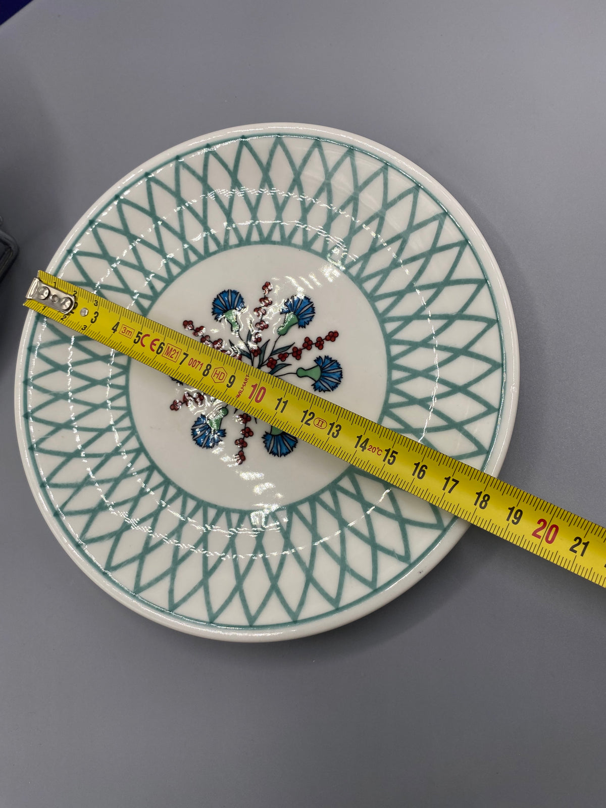 Assiette Maison Manoï Collection Jardin – diamètre 20 cm, décor floral bleu et rouge sur résille vert