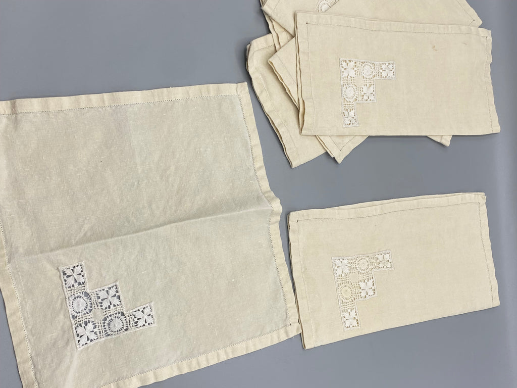 7 serviettes à thé anciennes en lin – vue d'ensemble avec monogramme F en dentelle