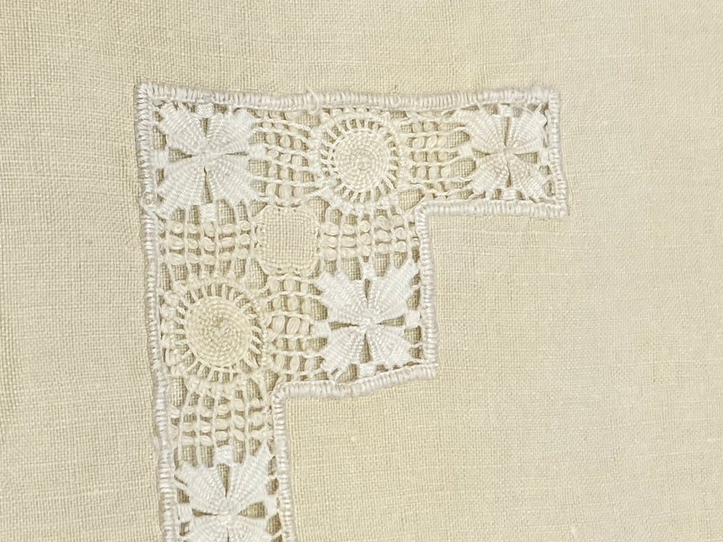 Détail dentelle ajourée monogramme F – rosaces et motifs floraux, point de Venise