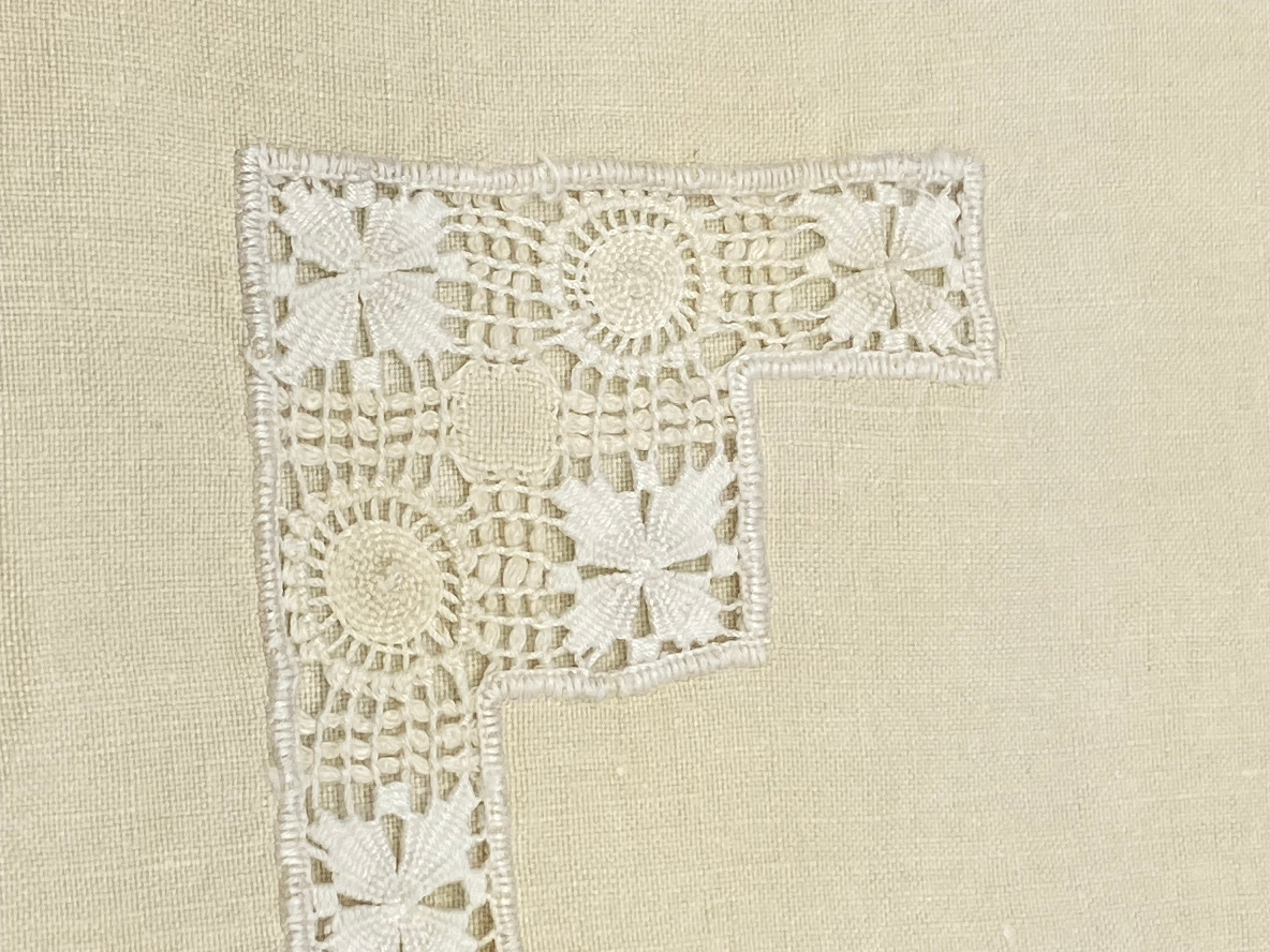 Détail dentelle ajourée monogramme F – rosaces et motifs floraux, point de Venise