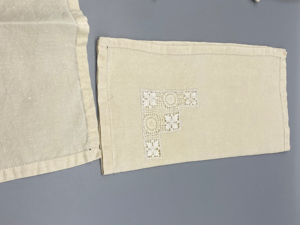Serviette à thé ancienne lin écru – vue dépliée avec monogramme F en angle