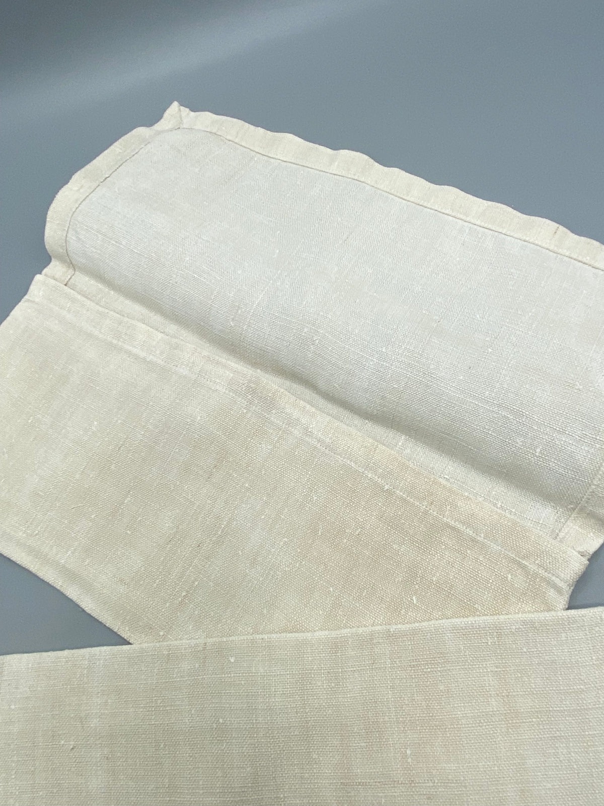Porte-serviettes anciens lin écru – vue de trois quarts dépliés