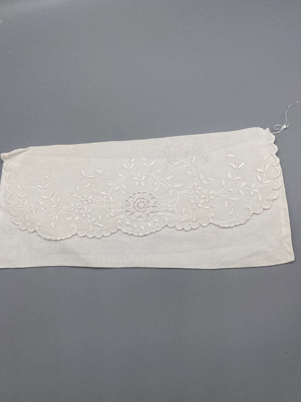 Porte-serviette ancien brodé Monsieur – vue de face déplié, broderie blanche sur blanc