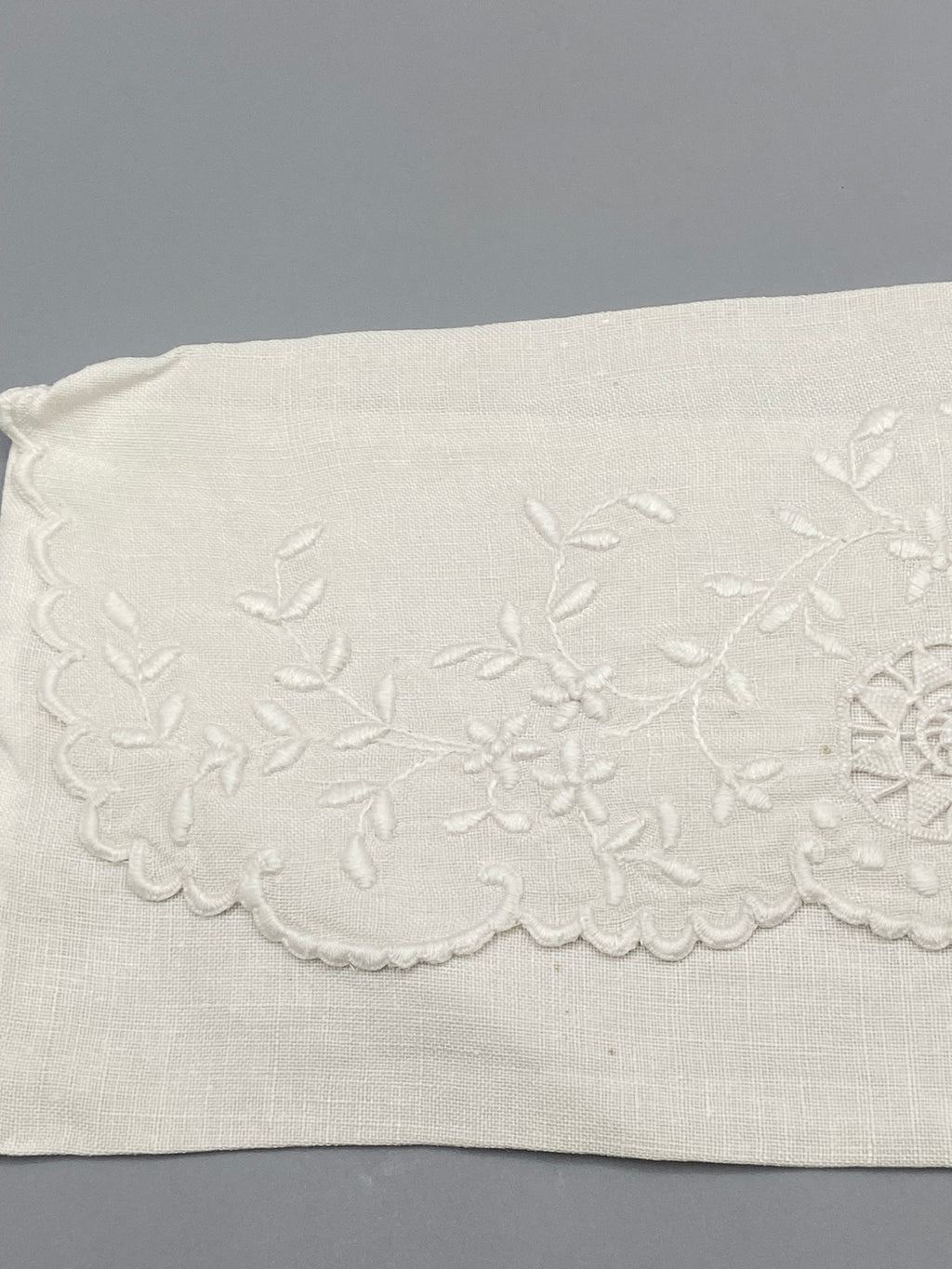 Bordure festonnée et composition florale brodée – détail porte-serviette ancien